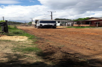 Foto - VIAS DO BAIRRO VITÓRIA RECEBEM TERRAPLENAGEM