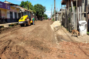 Foto - VIAS DO BAIRRO VITÓRIA RECEBEM TERRAPLENAGEM