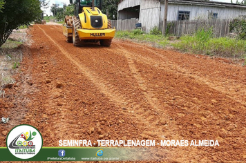 Foto - VIAS PÚBLICAS DE DISTRITO DE MORAES ALMEIDA RECEBE ENCASCALHAMENTO