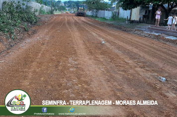 Foto - VIAS PÚBLICAS DE DISTRITO DE MORAES ALMEIDA RECEBE ENCASCALHAMENTO