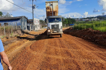 Foto - VIAS PÚBLICAS DE MORAES ALMEIDA RECEBEM CASCALHAMENTO