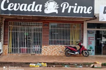 DONO DE BAR DESCARTA LIXO NA RUA PRODUZIDO EM SEU ESTABELECIMENTO