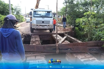 INFRAESTRUTURA: PREFEITURA/SEMINFRA REALIZA TRABALHOS DE REFORMA DA PONTE QUE INTERLIGA OS BAIRROS CIDADE NOVA E CAMPO BELO.