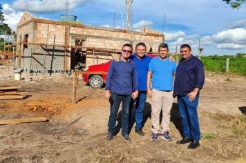 PREFEITO EM EXERCÍCIO NICODEMOS AGUIAR FAZ VISITA TÉCNICA AS OBRAS DA COMUNIDADE SAI E CINZA