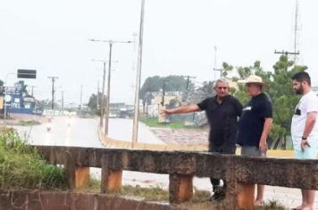 COM A FORTE CHUVA NA TARDE DESTA SEGUNDA FEIRA, DIA 15, PREFEITO VISITA PONTOS RECUPERADOS