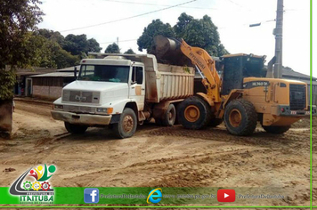 BENEFICIANDO COMUNIDADES GARIMPEIRAS: MÁQUINAS TRABALHAM SEM PARAR NA ESTRADA DO PIMENTAL MESMO NO PERÍODO CHUVOSO