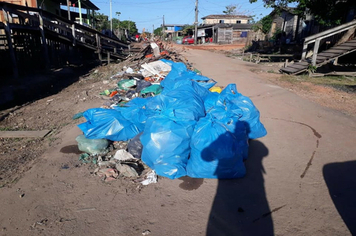 MUTIRÃO DE LIMPEZA NA RUA VILA CAÇULA RETIRA GRANDE QUANTIDADE DE LIXO