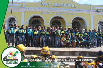 MOTOTAXISTAS REÚNEM COM PREFEITO NO PAÇO MUNICIPAL ALTAMIRO RAIMUNDO DA SILVA