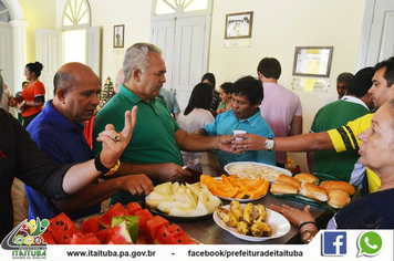 PREFEITO PARTICIPA DE CONFRATERNIZAÇÃO EM CAFÉ DA MANHÃ COM SERVIDORES DO GABINETE E IMPRENSA