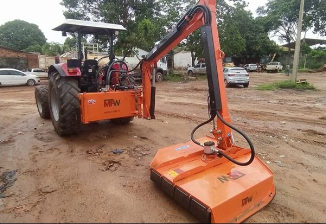 SEMINFRA ADQUIRIU ROÇADEIRA HIDRÁULICA PARA MELHORAR OS TRABALHOS DE LIMPEZAS 