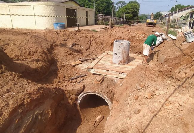 CONTINUA OS TRABALHOS DE DRENAGEM NO BAIRRO FLORESTA 