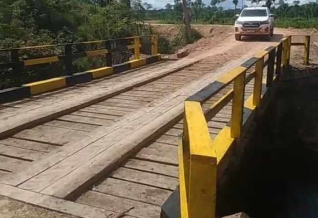 PREFEITURA DE ITAITUBA CONSTRÓI MAIS UMA PONTE DE MADEIRA DE LEI NA ESTRADA DE BARREIRAS