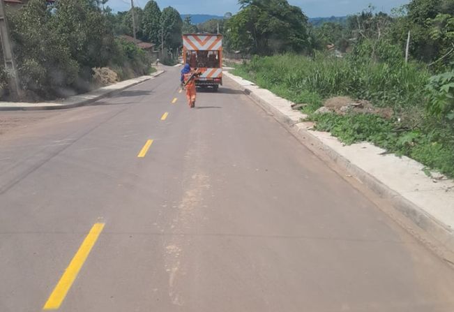 PAVIMENTAÇÃO DE VIAS DO DISTRITO DE CAMPO VERDE RECEBEM PINTURAS DE FAIXA DE SINALIZAÇÃO