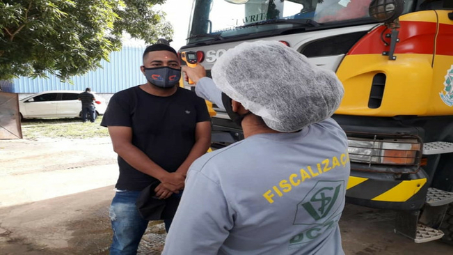 FUNCIONÁRIOS DO AEROPORTO MUNICIPAL SÃO TESTADOS AO ENTRAR PARA O TRABALHO 