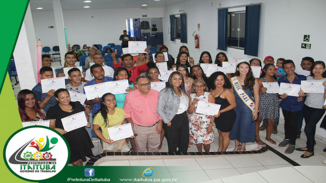 SEMDAS ENTREGA CERTIFICADOS DOS CURSOS DE CABELEIREIRO, MECÂNICA DE MOTO, VENDEDOR VAREJISTA E EPI's A CATADORES AVULSOS