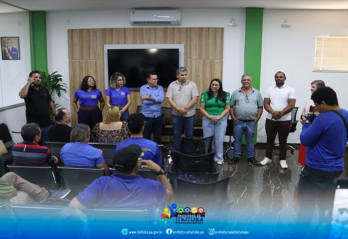 REUNIÃO DA SEMED TEVE COMO PAUTA A ENTREGA DE OBRAS LITERÁRIAS PARAENSES E O ANÚNCIO DE INVESTIMENTOS PARA AS BANDAS E FANFARRAS DE ITAITUBA.