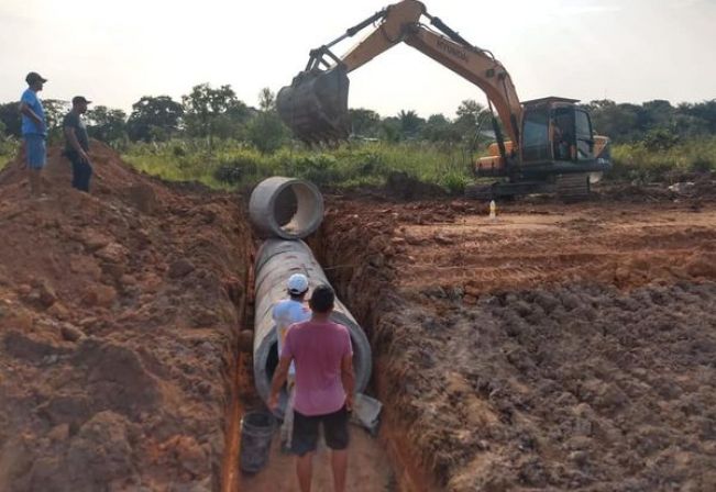 ESTRADA DO DISTRITO DE BARREIRAS RECEBE SERVIÇOS DE DRENAGEM E ELEVAÇÃO DO SOLO PARA SOLUCIONAR PROBLEMAS EXISTENTE HÁ DÉCADAS 