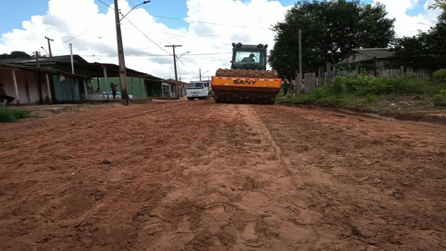 VIAS DO BAIRRO VITÓRIA RECEBEM TERRAPLENAGEM 