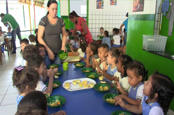 Foto - ALUNOS SE DELICIAM COM MERENDA ESCOLAR DE QUALIDADE