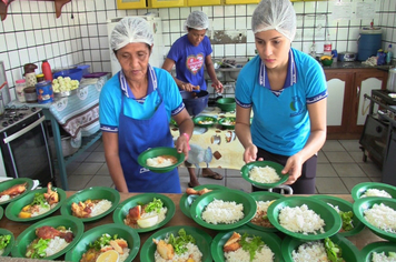 Foto - ALUNOS SE DELICIAM COM MERENDA ESCOLAR DE QUALIDADE