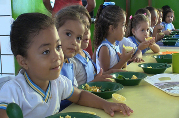 Foto - ALUNOS SE DELICIAM COM MERENDA ESCOLAR DE QUALIDADE