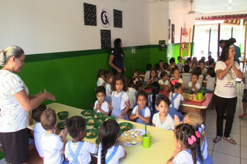 Foto - ALUNOS SE DELICIAM COM MERENDA ESCOLAR DE QUALIDADE