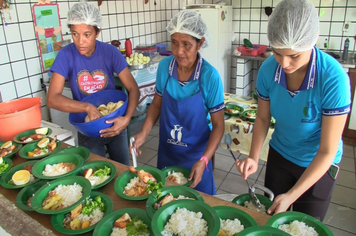 Foto - ALUNOS SE DELICIAM COM MERENDA ESCOLAR DE QUALIDADE