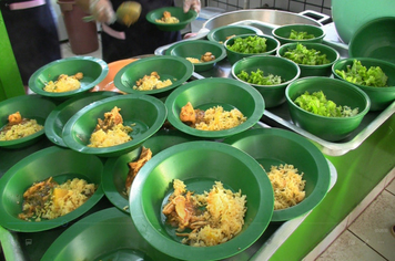 Foto - ALUNOS SE DELICIAM COM MERENDA ESCOLAR DE QUALIDADE