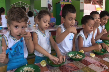 Foto - ALUNOS SE DELICIAM COM MERENDA ESCOLAR DE QUALIDADE