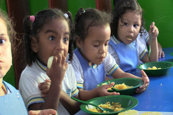 Foto - ALUNOS SE DELICIAM COM MERENDA ESCOLAR DE QUALIDADE