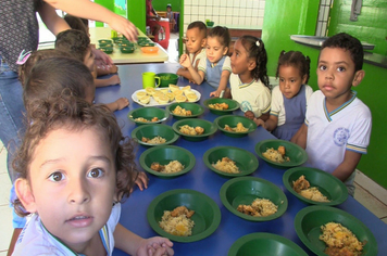 Foto - ALUNOS SE DELICIAM COM MERENDA ESCOLAR DE QUALIDADE