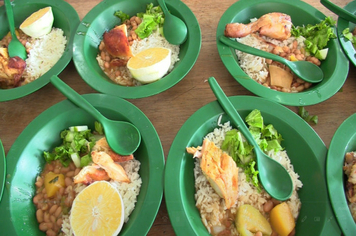 Foto - ALUNOS SE DELICIAM COM MERENDA ESCOLAR DE QUALIDADE