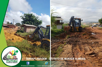 Foto - DISTRITO DE MORAES ALMEIDA RECEBE TERRAPLANAGEM