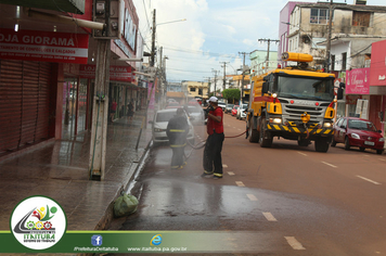 Foto - EM PROTEÇÃO A POPULAÇÃO SEMSA REALIZA AÇÃO DESINFECÇÃO NA CIDADE CONTRA O CORONAVÍRUS