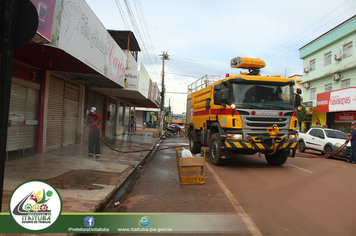 Foto - EM PROTEÇÃO A POPULAÇÃO SEMSA REALIZA AÇÃO DESINFECÇÃO NA CIDADE CONTRA O CORONAVÍRUS
