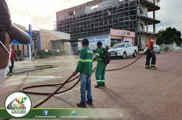 Foto - EM PROTEÇÃO A POPULAÇÃO SEMSA REALIZA AÇÃO DESINFECÇÃO NA CIDADE CONTRA O CORONAVÍRUS