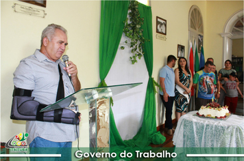 Foto - PREFEITO RECEBE HOMENAGEM
