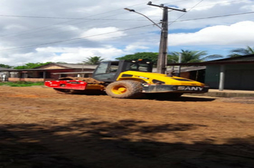 Foto - VIAS DO BAIRRO VITÓRIA RECEBEM TERRAPLENAGEM