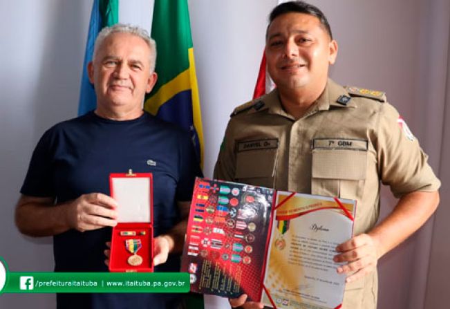 PREFEITO VALMIR CLIMACO RECEBE DIPLOMA E MEDALHA DO MÉRITO D. PEDRO II