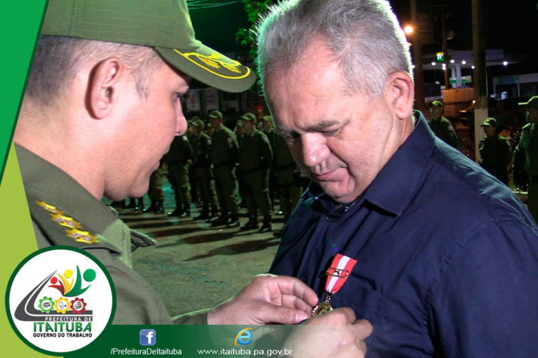 PREFEITO VALMIR CLIMACO RECEBE MEDALHA TIRADENTES