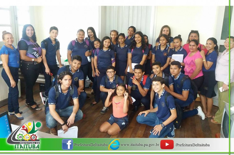 PROFESSORES E ALUNOS VISITAM O PAÇO MUNICIPAL