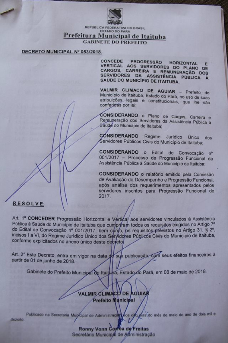 PREFEITO E SECRETÁRIO DE ADMINISTRAÇÃO ASSINAM DOCUMENTO QUE CONCEDE PROGRESSÃO HORIZONTAL E VERTICAL AOS SERVIDORES DO PLANO DE CARGOS, CARREIRA E REMUNERAÇÃO DOS SERVIDORES DA ASSISTÊNCIA PÚBLICA À SAÚDE DO MUNICÍPIO DE ITAITUBA.