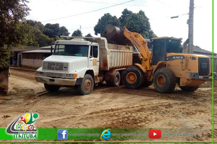 BENEFICIANDO COMUNIDADES GARIMPEIRAS: MÁQUINAS TRABALHAM SEM PARAR NA ESTRADA DO PIMENTAL MESMO NO PERÍODO CHUVOSO