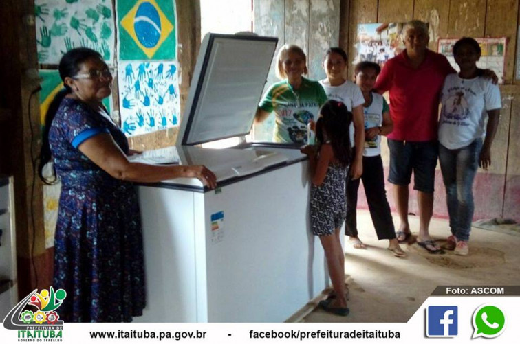 SEMED ENTREGA FREEZER À ESCOLA NA COMUNIDADE BOA VISTA KM 17