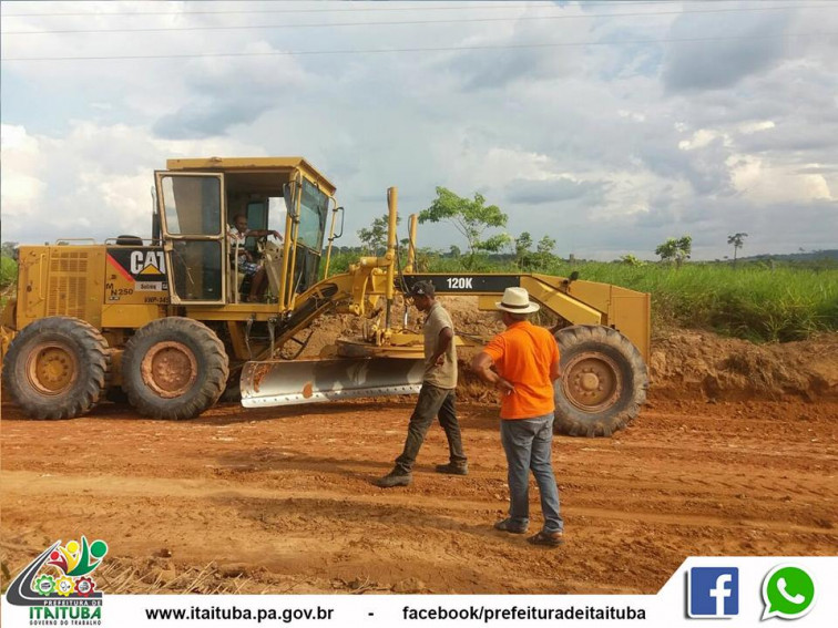ESTRADA DE BARREIRAS PASSA POR RECUPERAÇÃO